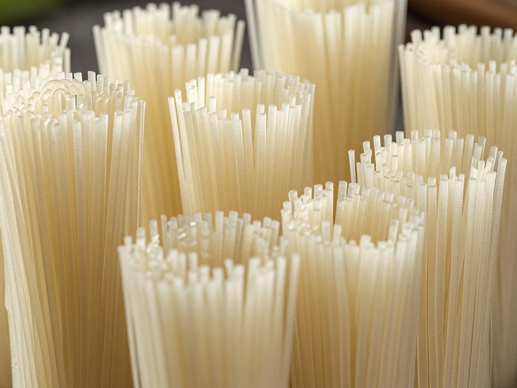 多种规格的龙口粉丝产品展示 - 不同粗细和包装的粉丝